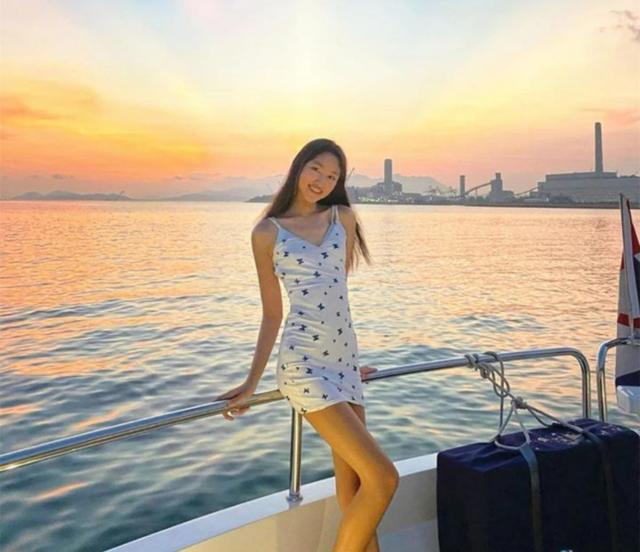 从晒出的单人照片来看,任达华的女儿任晴佳身高属实吸睛,加上完美的