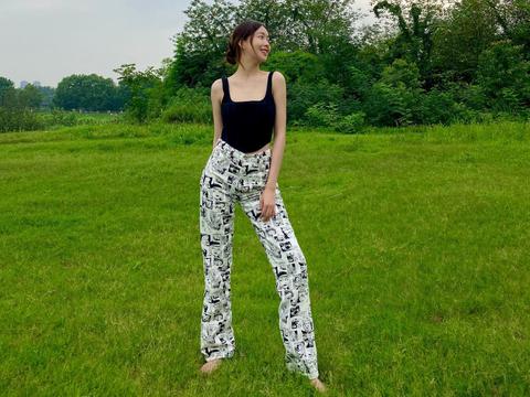 赵尧珂穿搭有特色!抹胸t恤搭配白色拼接工装裤,满屏都是亮点