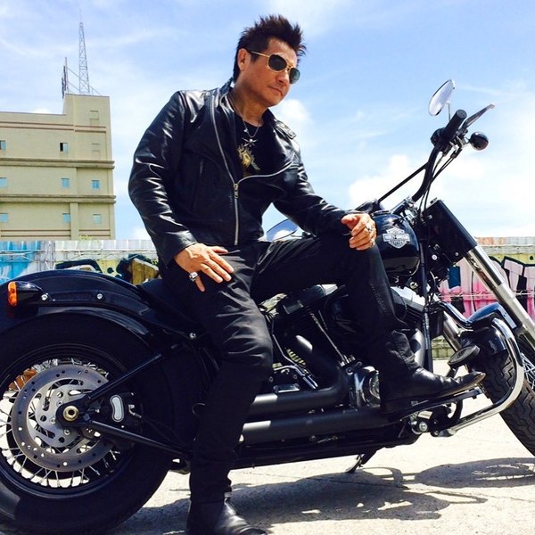 原来出身演艺世家的石修,家教甚严,父亲陈直康是粤