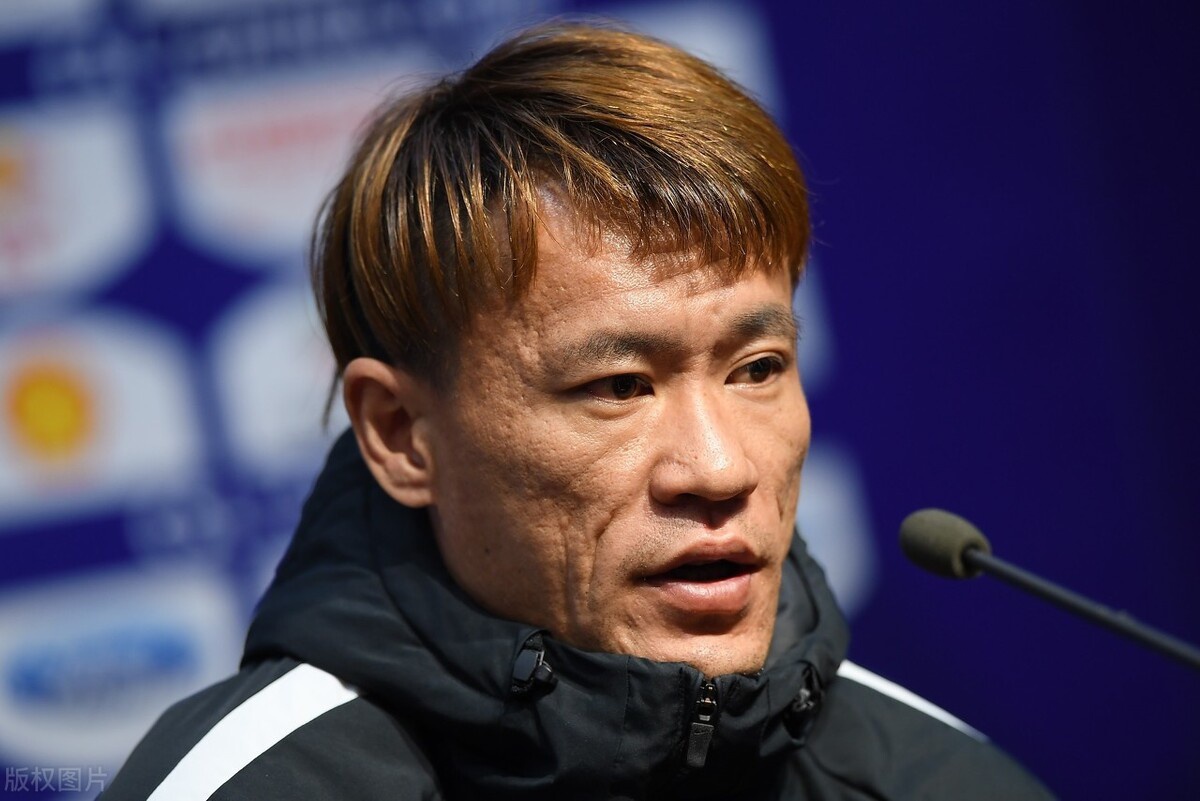 黄海中超首胜后传来坏消息:王栋与吴金贵吵架后离队,晚节不保?