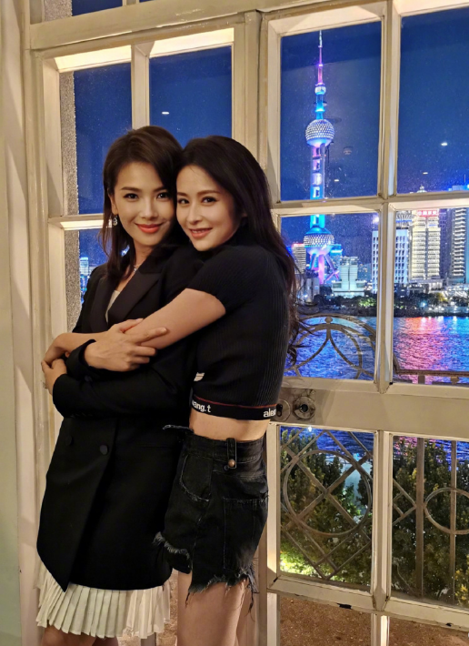 刘涛晒姐妹合照与颖儿胡可同框比美气质超然完全不像42岁