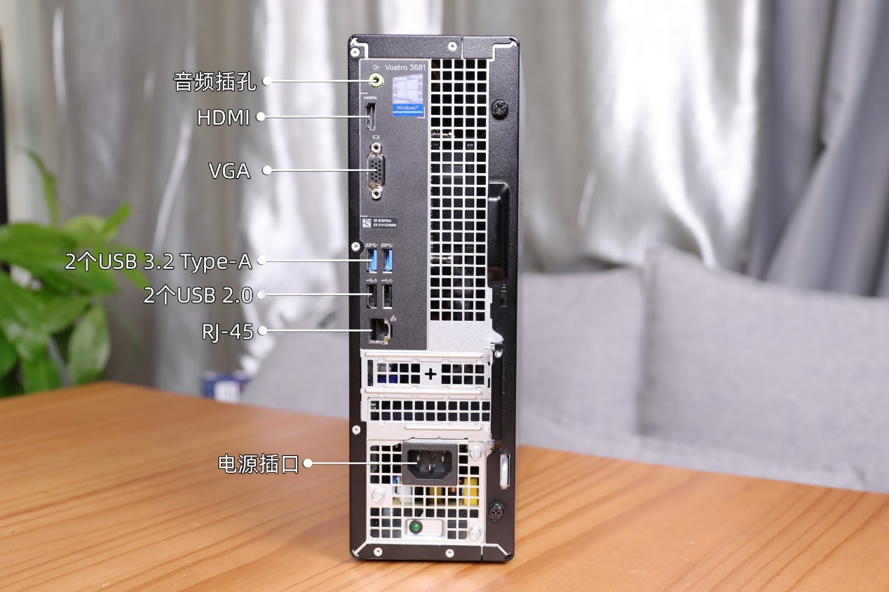 内部还有暗红色金属网,给整机增色不少,也体现了 vostro 3681 时尚的
