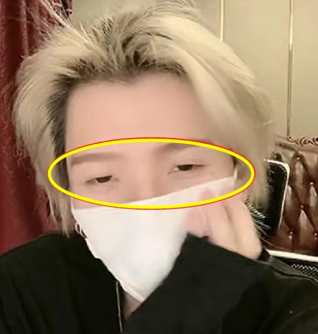 七鹤大人首次素颜直播,眼睛很小还无神,是谁给的勇气素颜出境