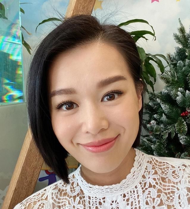 胡杏儿素颜与老公低调过七夕在家吃面包喝牛奶自侃共用一张脸