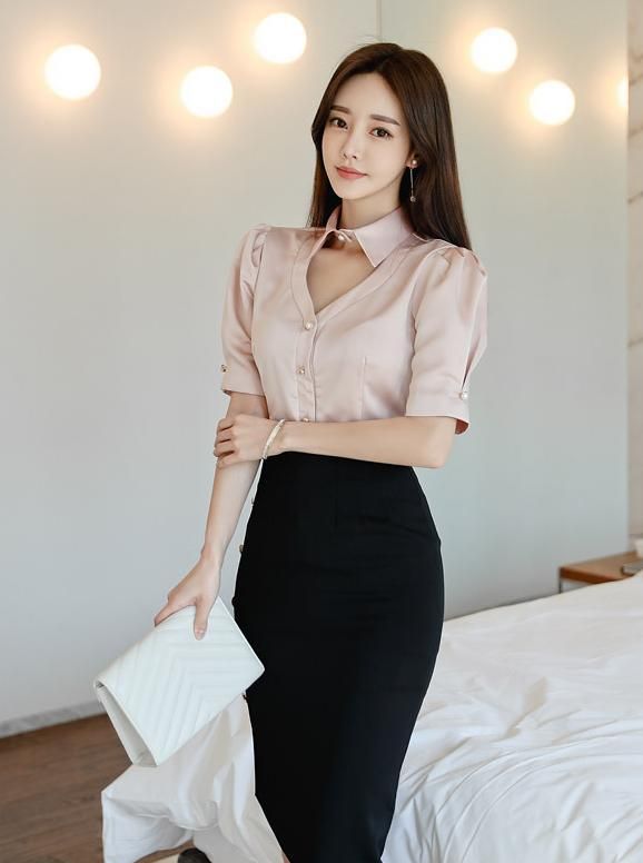 孙允珠的气质穿搭超有女人味!穿真丝衬衫搭包臀短裙,显s型曲线