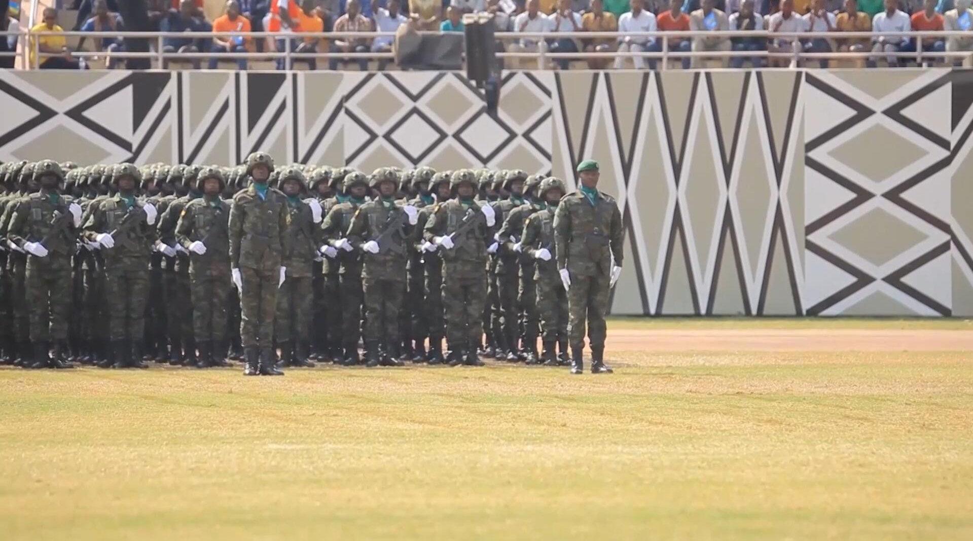 卢旺达解放日大阅兵,徒步方队霸气亮相,中国解放军坐阵观摩!