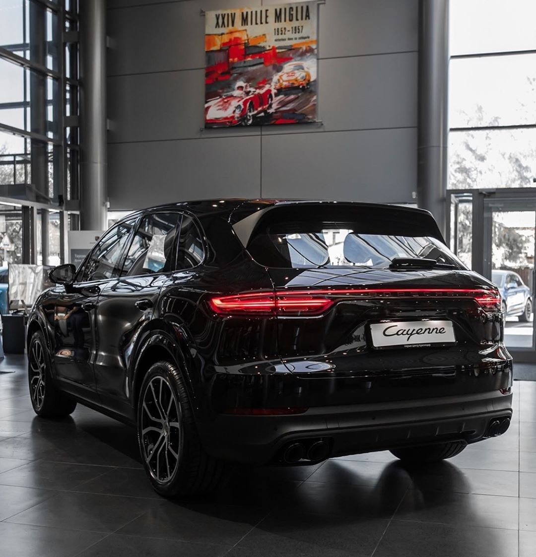 保时捷卡宴实车 黑色的大气风格