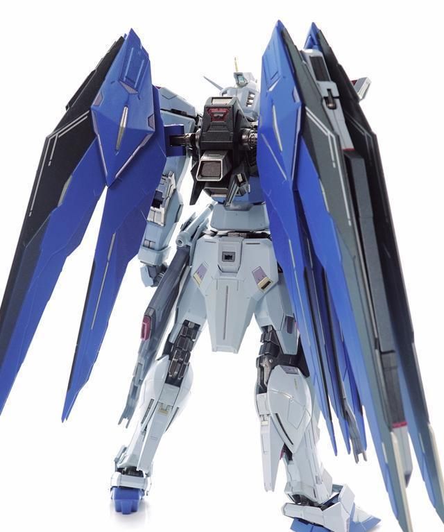 build系列的第二款商品,初版自由高达已经推出有八年之久,造型和整体