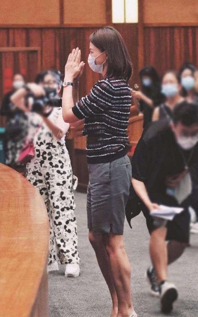 46岁董卿淡妆更惊艳条纹针织衫搭配西装短裤穿搭风格新突破