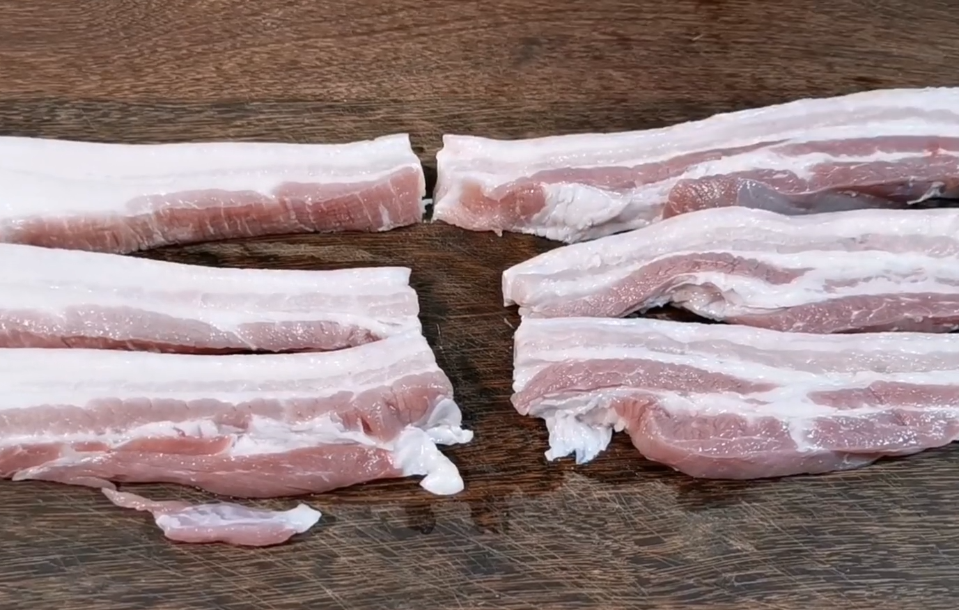 做法: 1, 首先五花肉要选择肥瘦相间的,切成厚1-2厘米左右的长条.