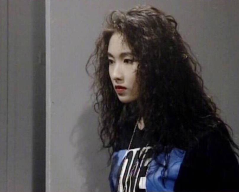 90年代的港星有多潮羊毛卷不算啥连泫雅风都是她们玩剩下的