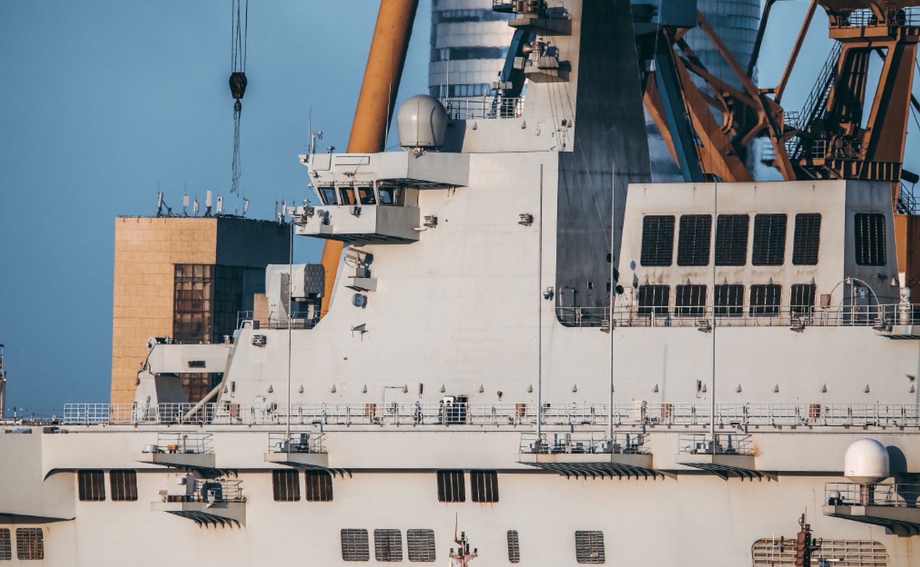 北京时间8月23日,中国海军075型两栖攻击舰经过18天的试航后,完成首次