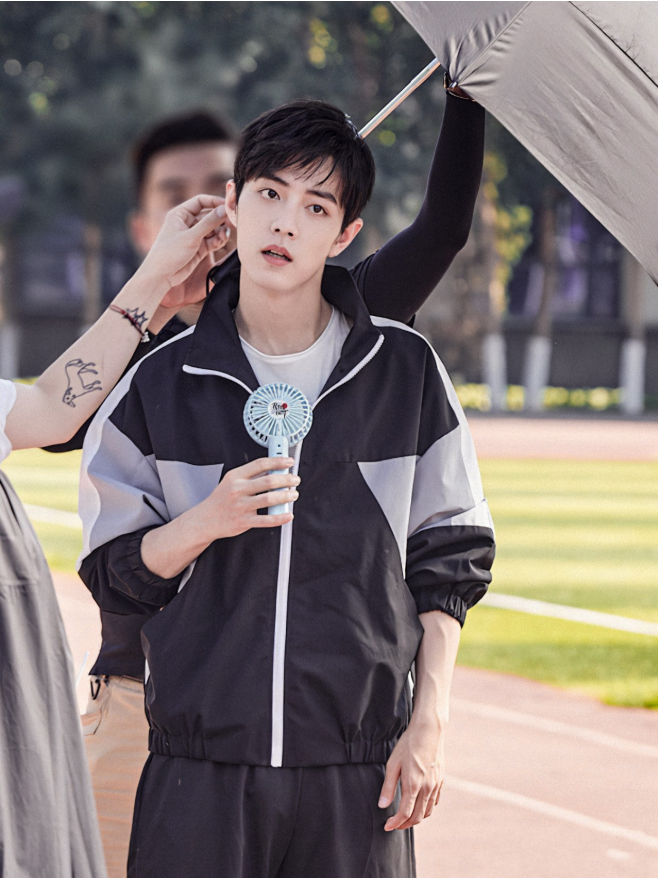 肖战依然是翩翩少年,小翻领运动装内搭白色t恤,对镜甜笑帅翻了