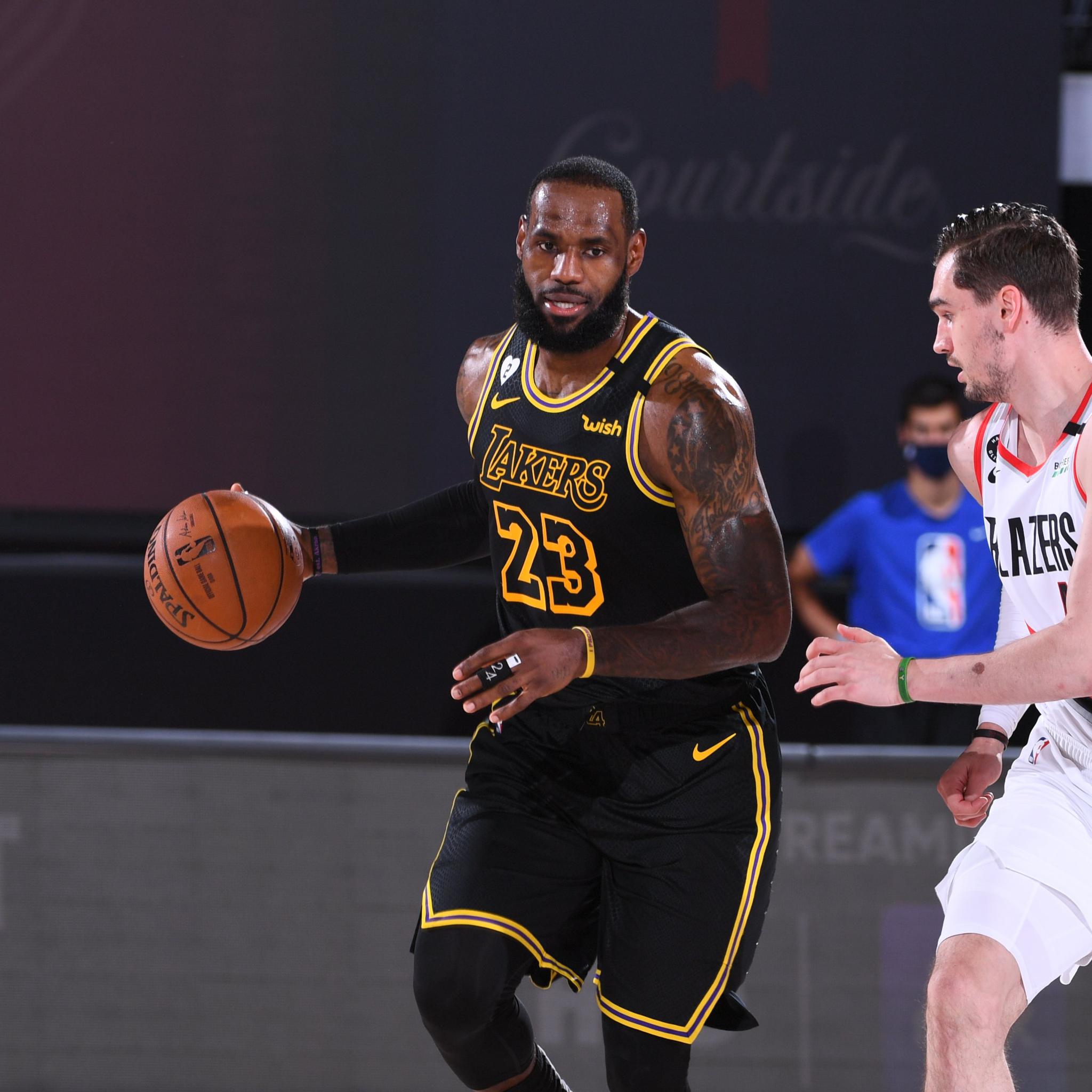 身披黑曼巴球衣打爆开拓者!詹姆斯纪念科比的方式是三节打卡下场