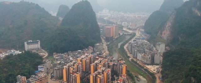 广西河池的凤山县一座建在大山下的小县城风景美如画