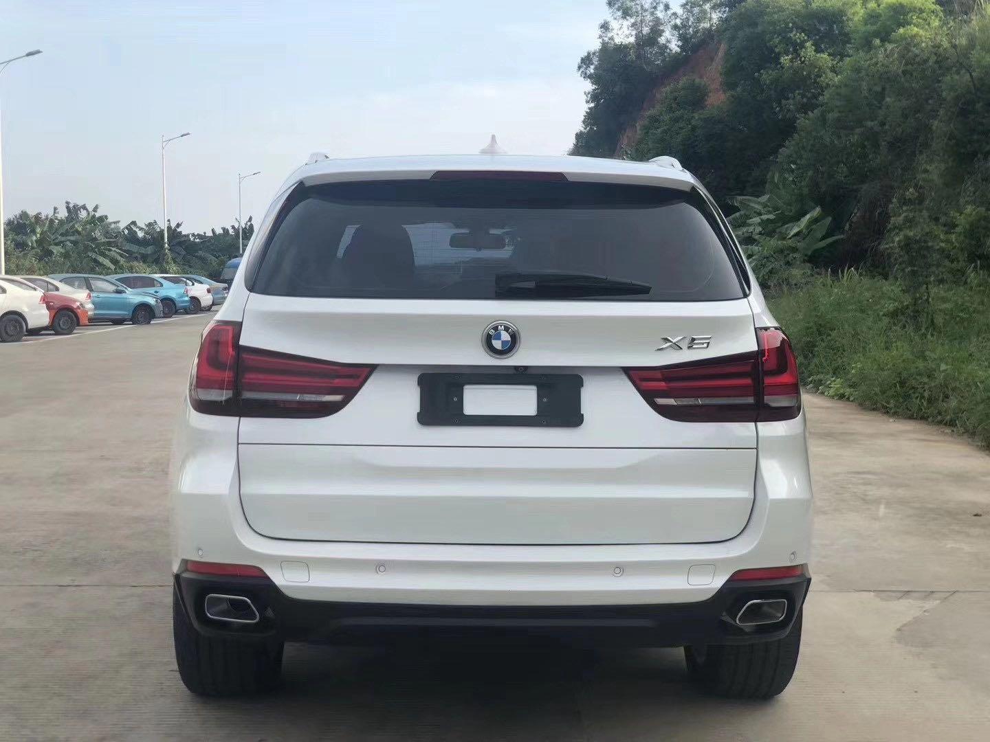 实拍18款宝马x5售价26万,添加了越野韵味,霸气风范尽享