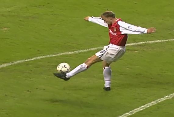 中超再现神奇表演,鲁能天才复制博格坎普过人,外援中卫狼狈倒地