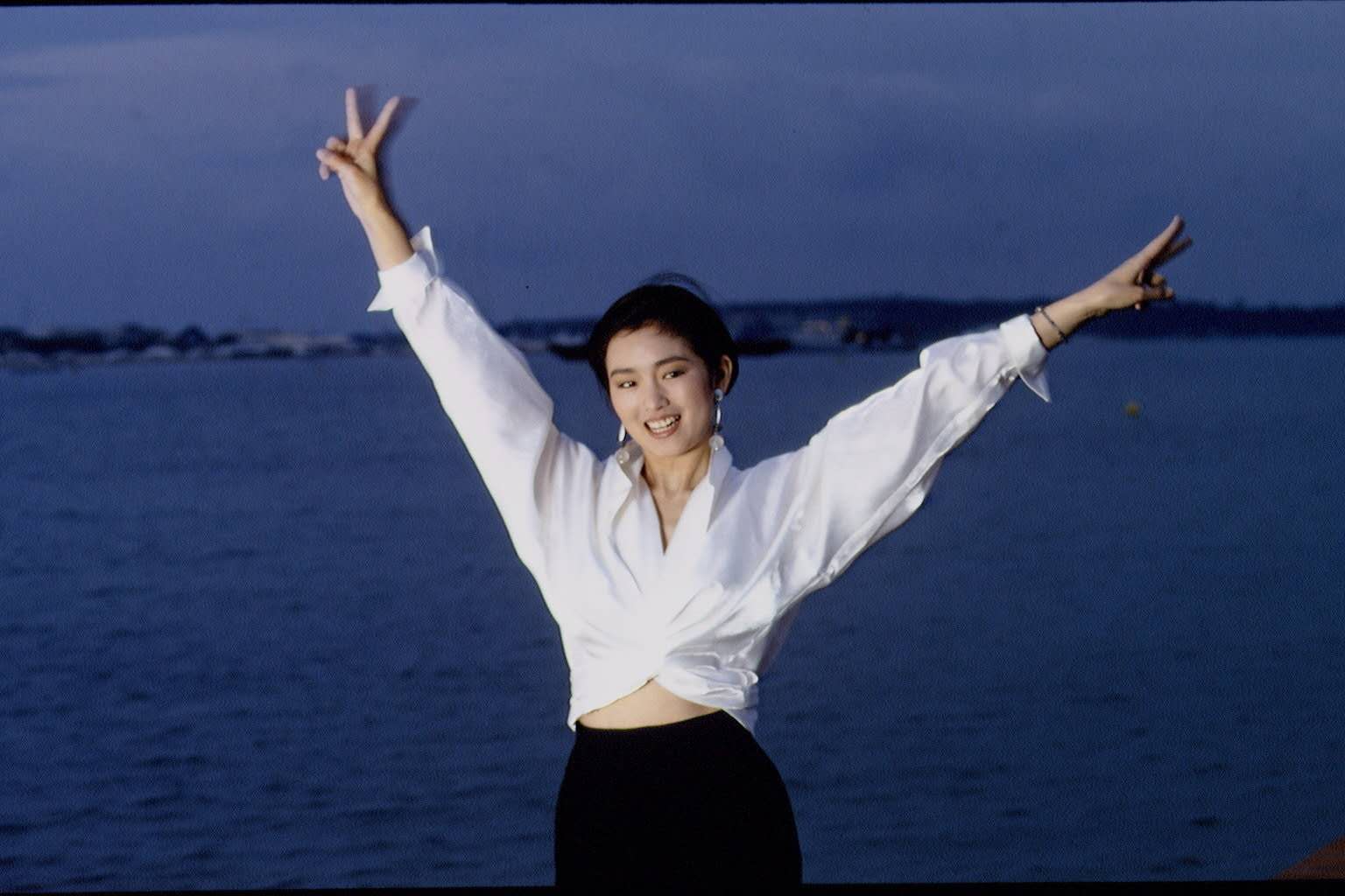 55岁巩俐太自信身材发福照样穿吊带裙秀性感勒出赘肉也不怕