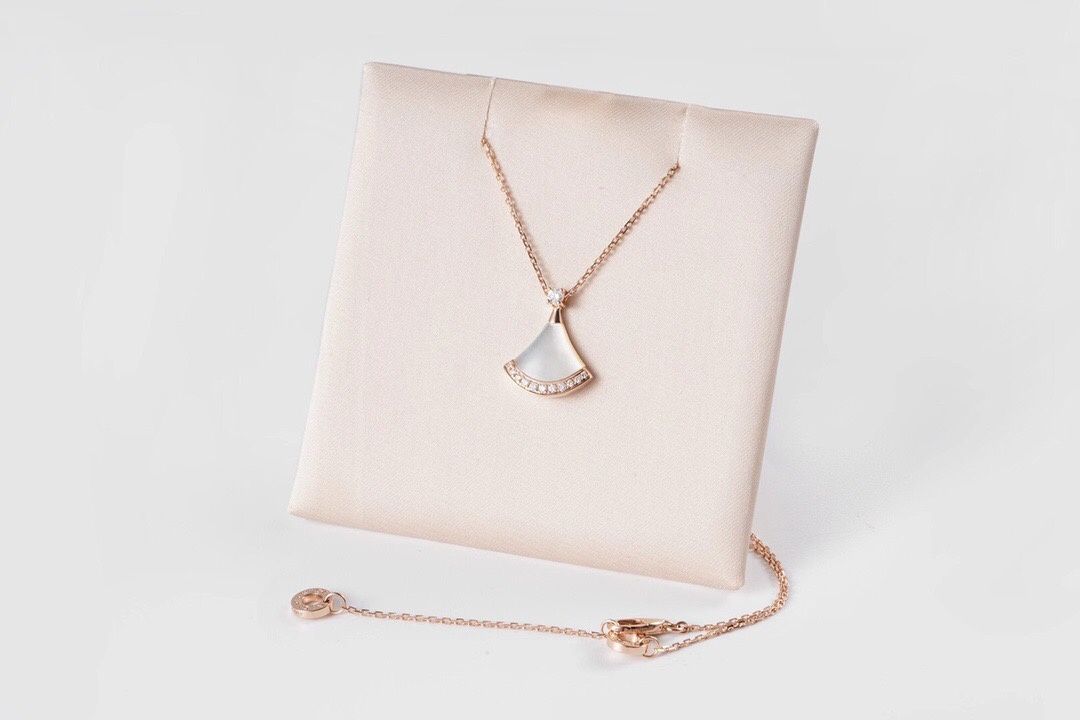 siri说表:zf厂宝格丽356452扇贝裙真金真钻项链__财经头条