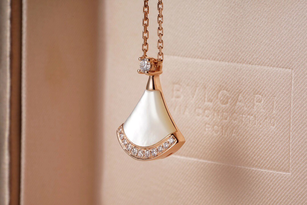 siri说表:zf厂宝格丽356452扇贝裙真金真钻项链__财经头条