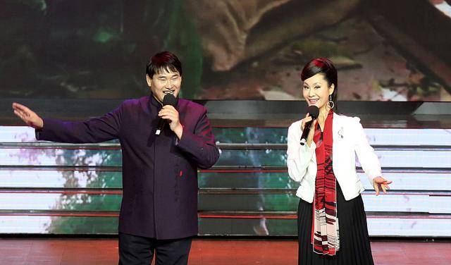 她是美女歌唱家,二婚老公颜值不忍直视,女儿颜值却美到爆表!