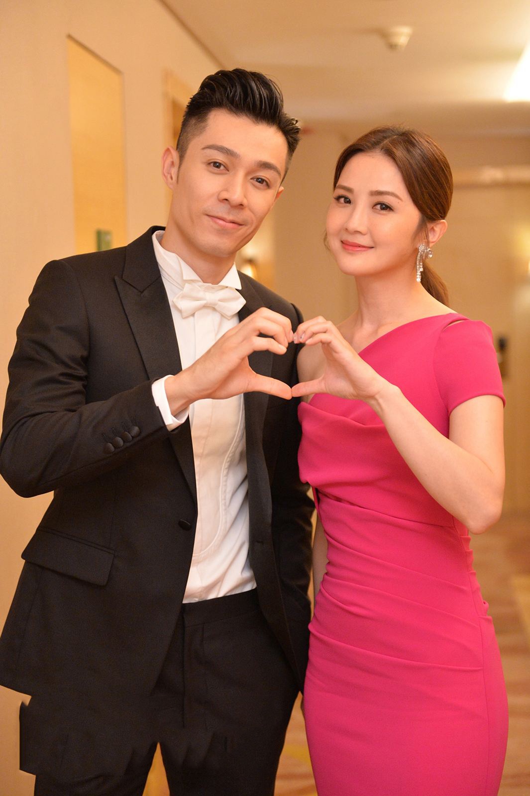 而早期的周柏豪也算争气,在未过档星梦前,就有几首大热歌曲,并且也曾