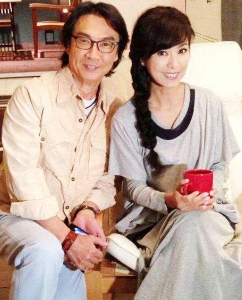 70岁刘松仁近况曝光被曝中风后面部凹陷身材消瘦拄拐杖爬山