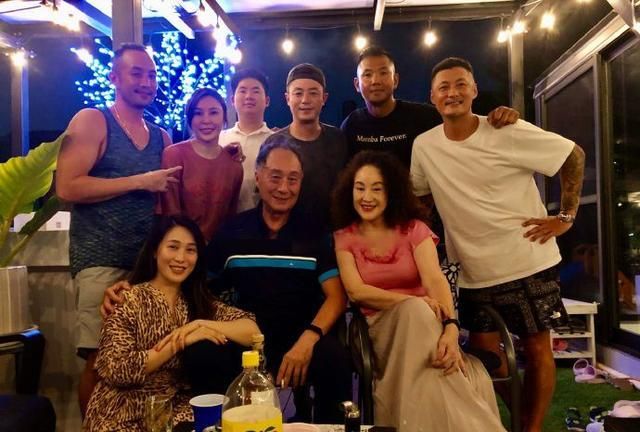 韩湘琴开心晒出合照.