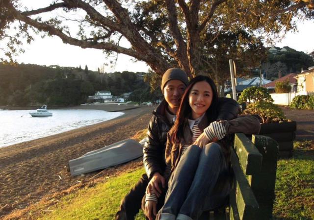 姚晨曹郁情难自禁当众亲吻下台还三步一回头结婚8年如胶似漆