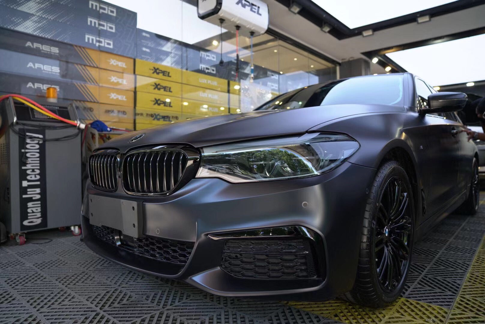 石家庄宝马五系贴膜变身黑武士