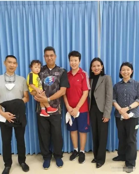 冯坤一家三口与友人合影照片显示,加提蓬,冯坤夫妇带着儿子,与友人