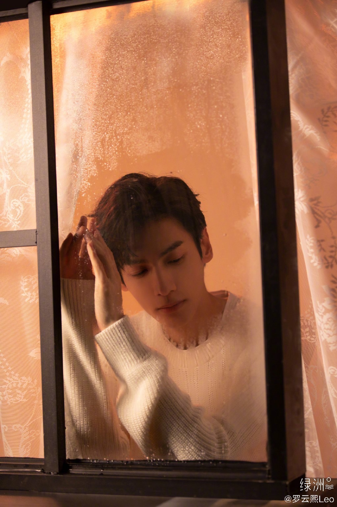 漫画里走出来的主人公,简称"漫撕男",撕开漫画走出来的男人