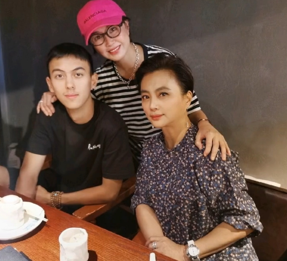 最美妲己傅艺伟和李玲玉同框56岁憔悴显老容颜已不再