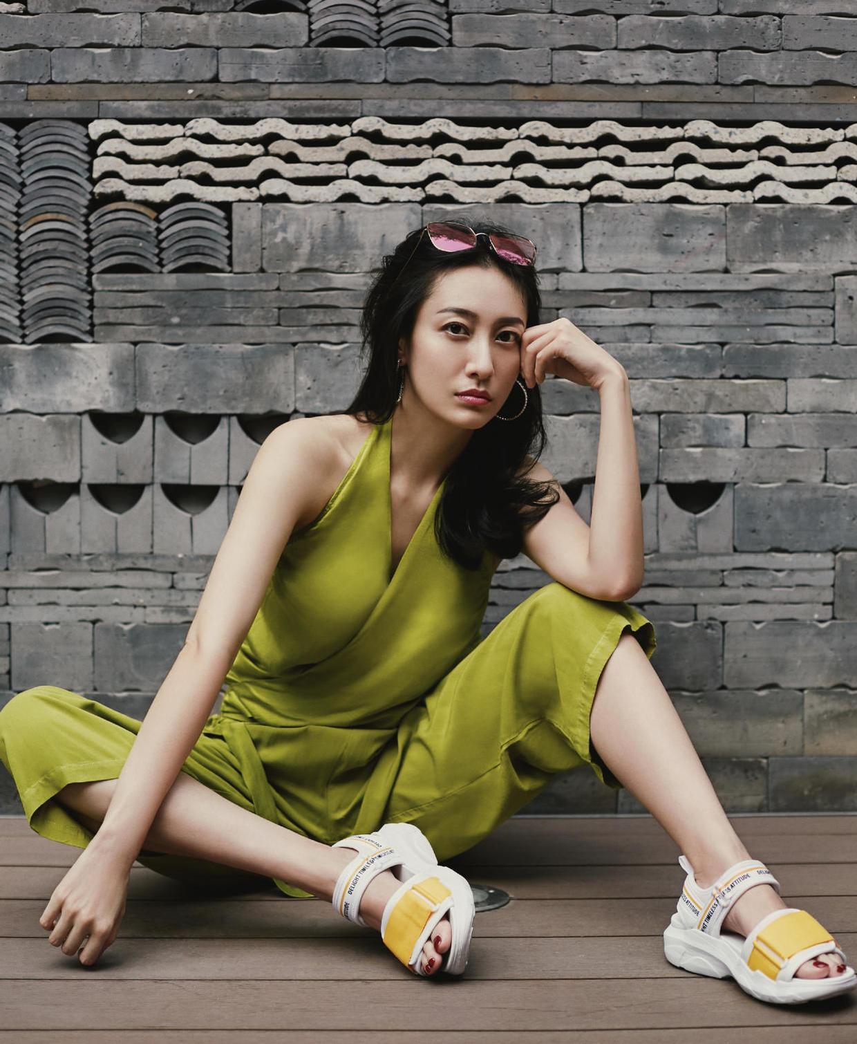 董维嘉真是时尚潮人,穿牛油果色挂脖套装凹造型,气场不输超模