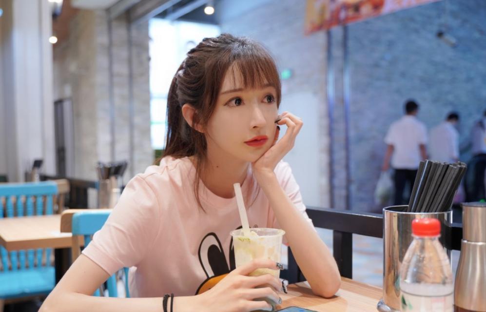 王羽杉lpl二台走红后,曝仅加好友就收入400w|王羽