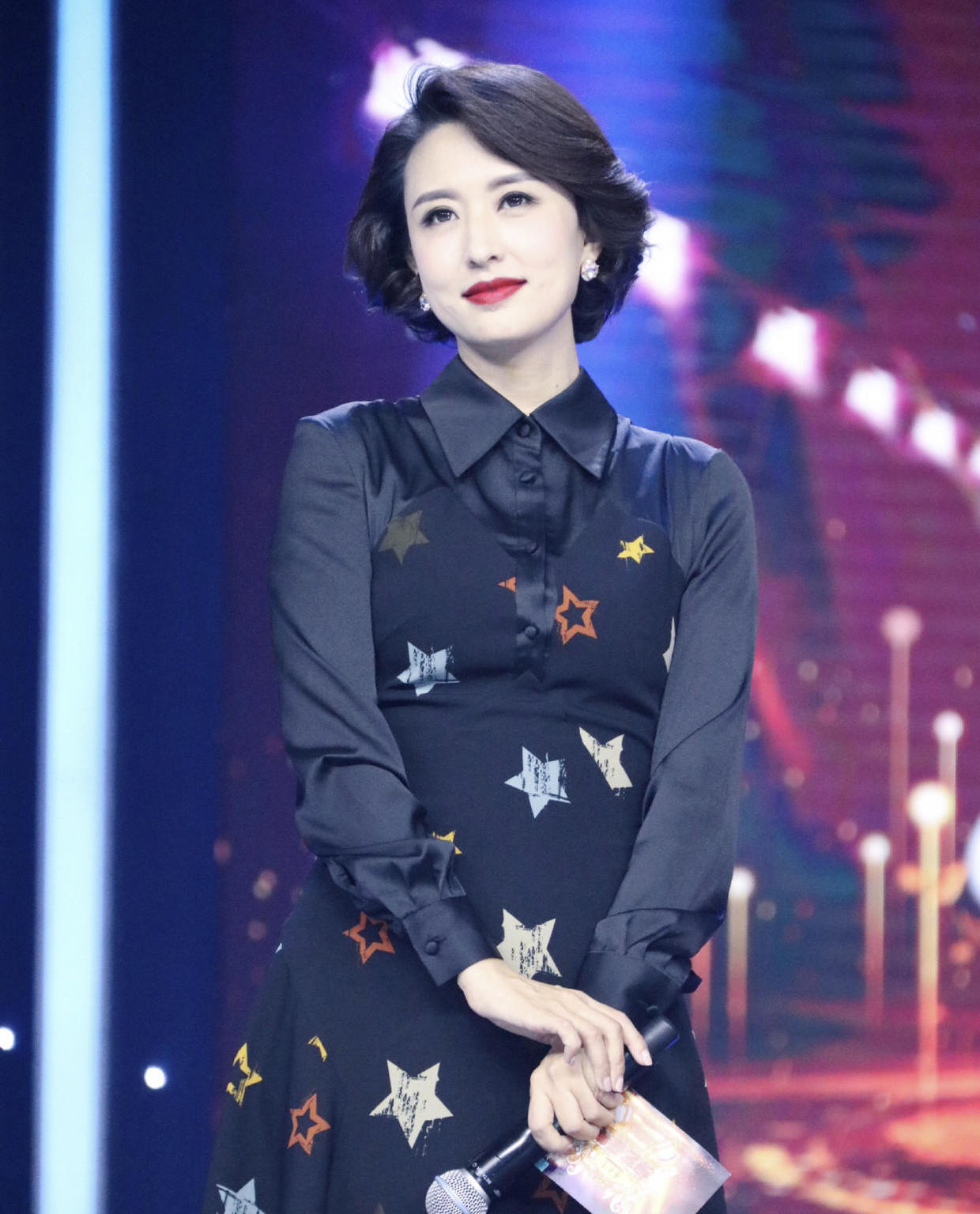 张蕾原装五官就是美波波头配黑色星星连衣裙随便一站就有气场