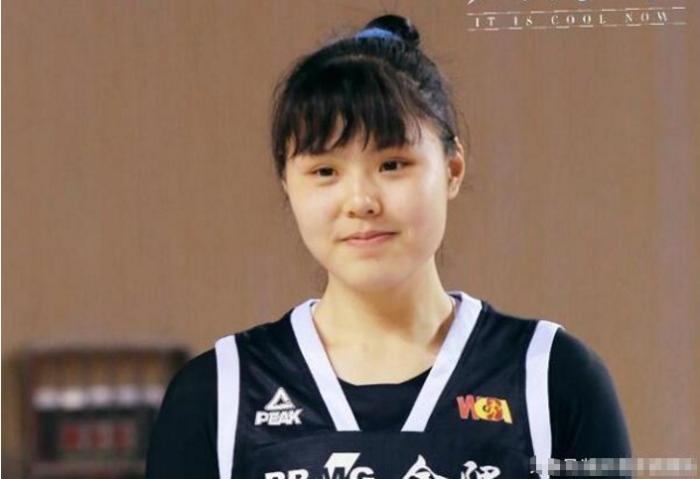 男篮名宿巴特尔为何会成为"最萌女篮中锋"李月汝的陪练?