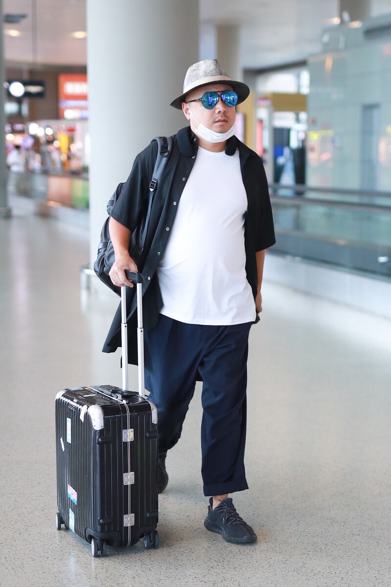 48岁徐峥"放飞自我"造型,这次穿对了,有小肚腩也穿出文艺范|徐峥|造型