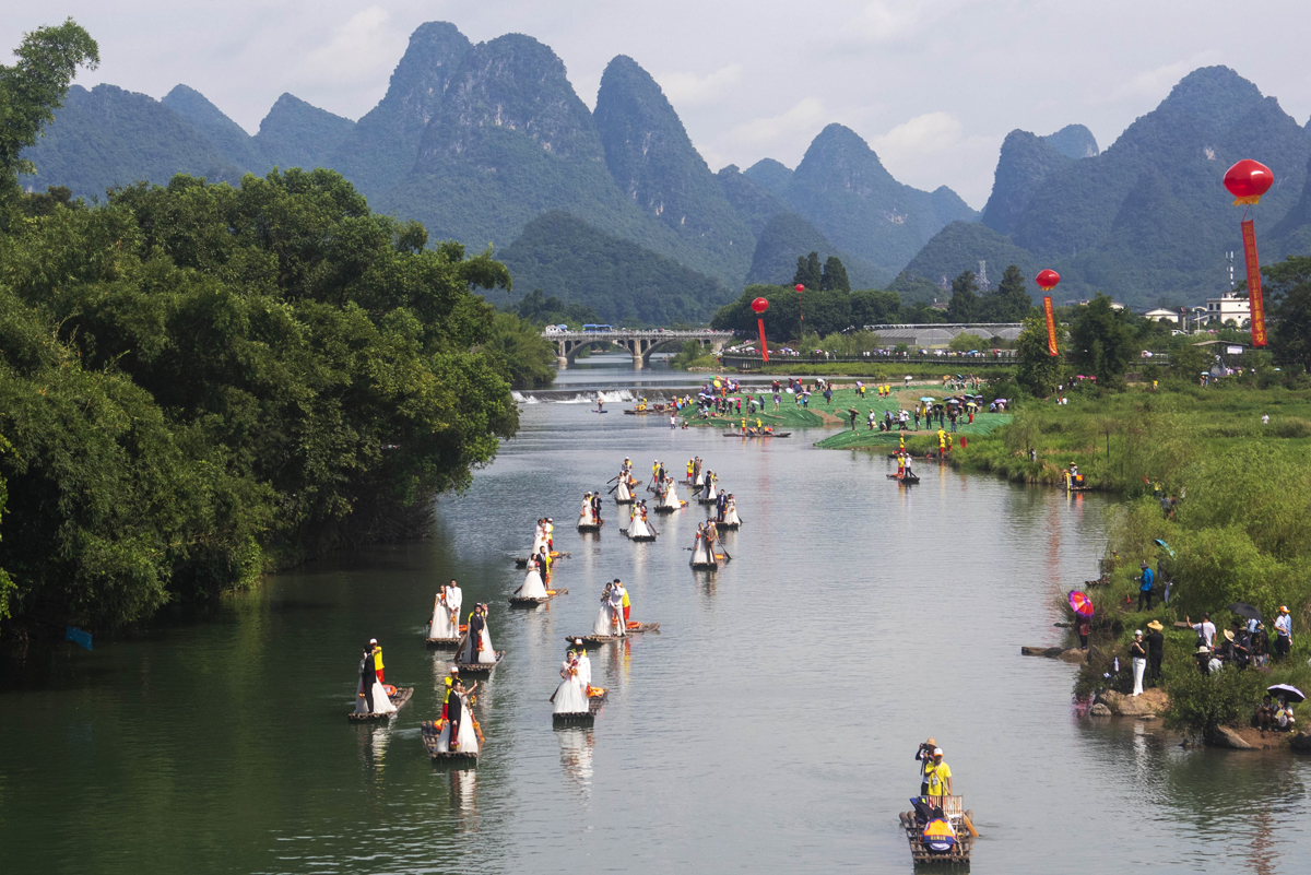 广西桂林市阳朔县举办第二届遇龙河竹筏漂游节
