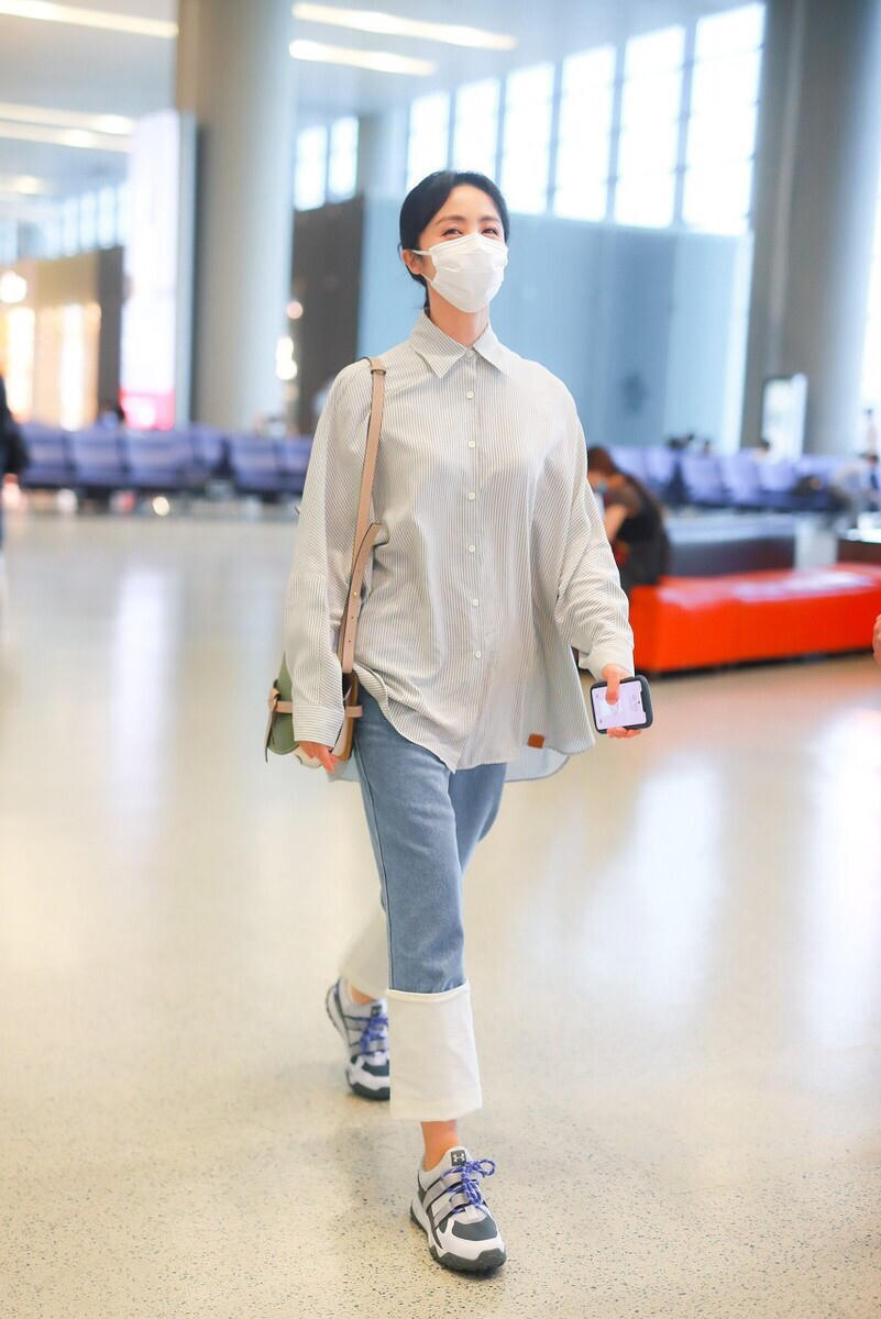 孙莉终于时髦起来穿条纹衬衫配拼接牛仔裤172身材太优越