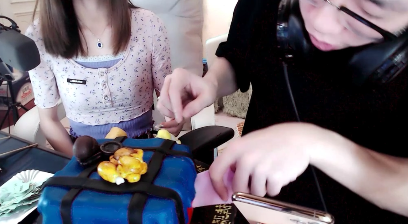 七夕当天举办300万订阅活动,却在直播中秀恩爱?这主播真会玩!