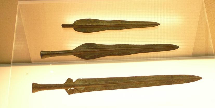 不过东胡的短剑比较特殊,有俩特点,第一是剑刃中部铸有一根圆柱形剑脊