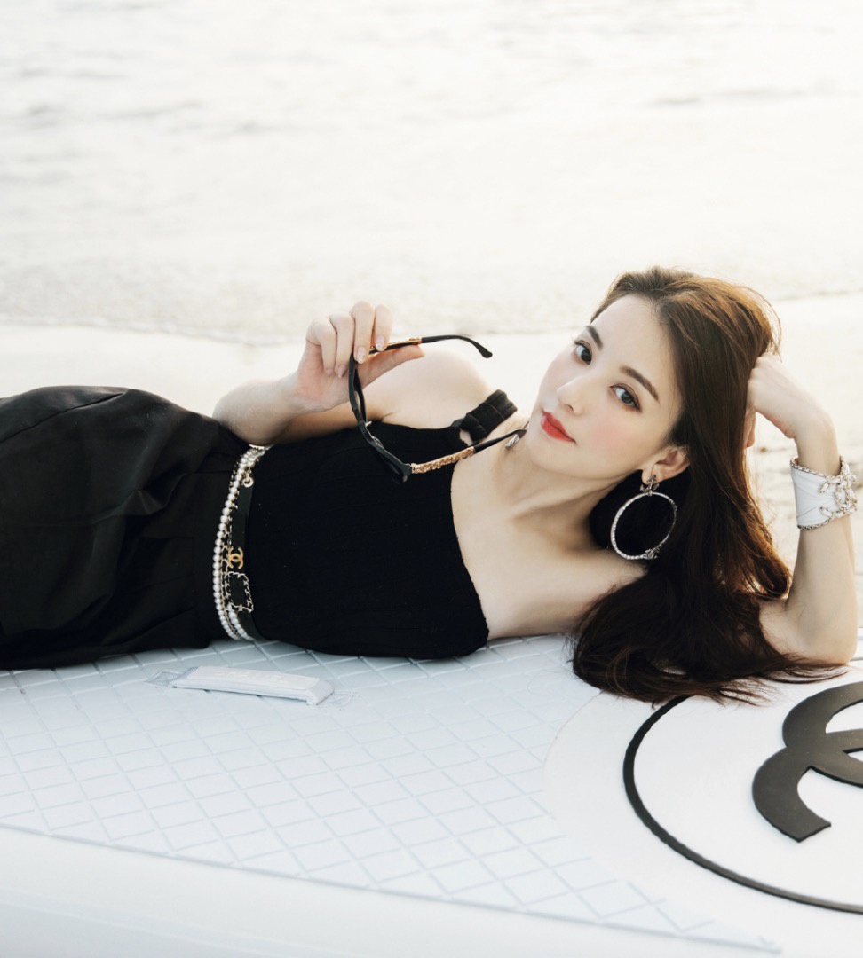 方媛七夕晒美照,躺在冲浪板上凹造型秀身材,越来越具天王嫂气场