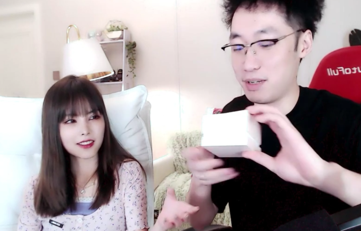 和平精英:花老湿举办活动却大秀恩爱,还宣布了一个大消息