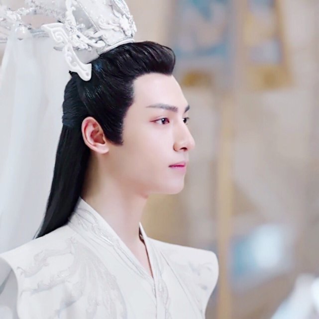 《香蜜》罗云熙白衣婚服孤冷出尘,到了《皓衣行》