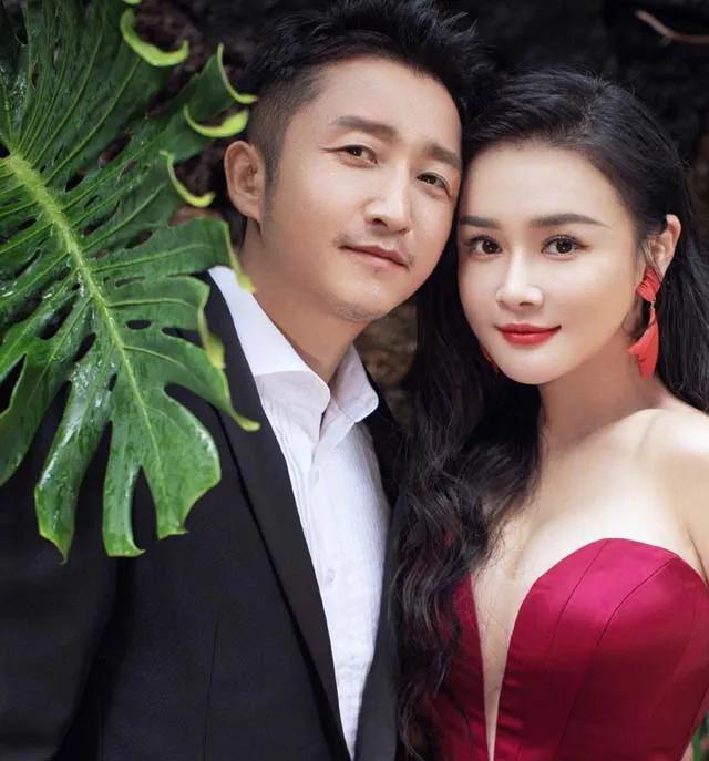 冉莹颖七夕秀恩爱,老公邹市明超级帅,她的水蜜桃身材超吸睛!