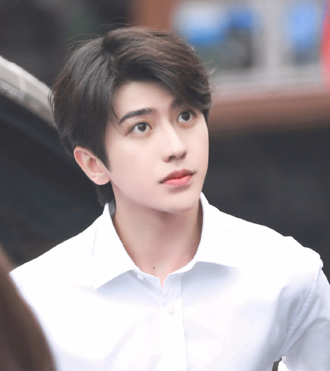 蔡徐坤七夕冒雨演出与村民坐一起拍合照手放的位置却暴露教养