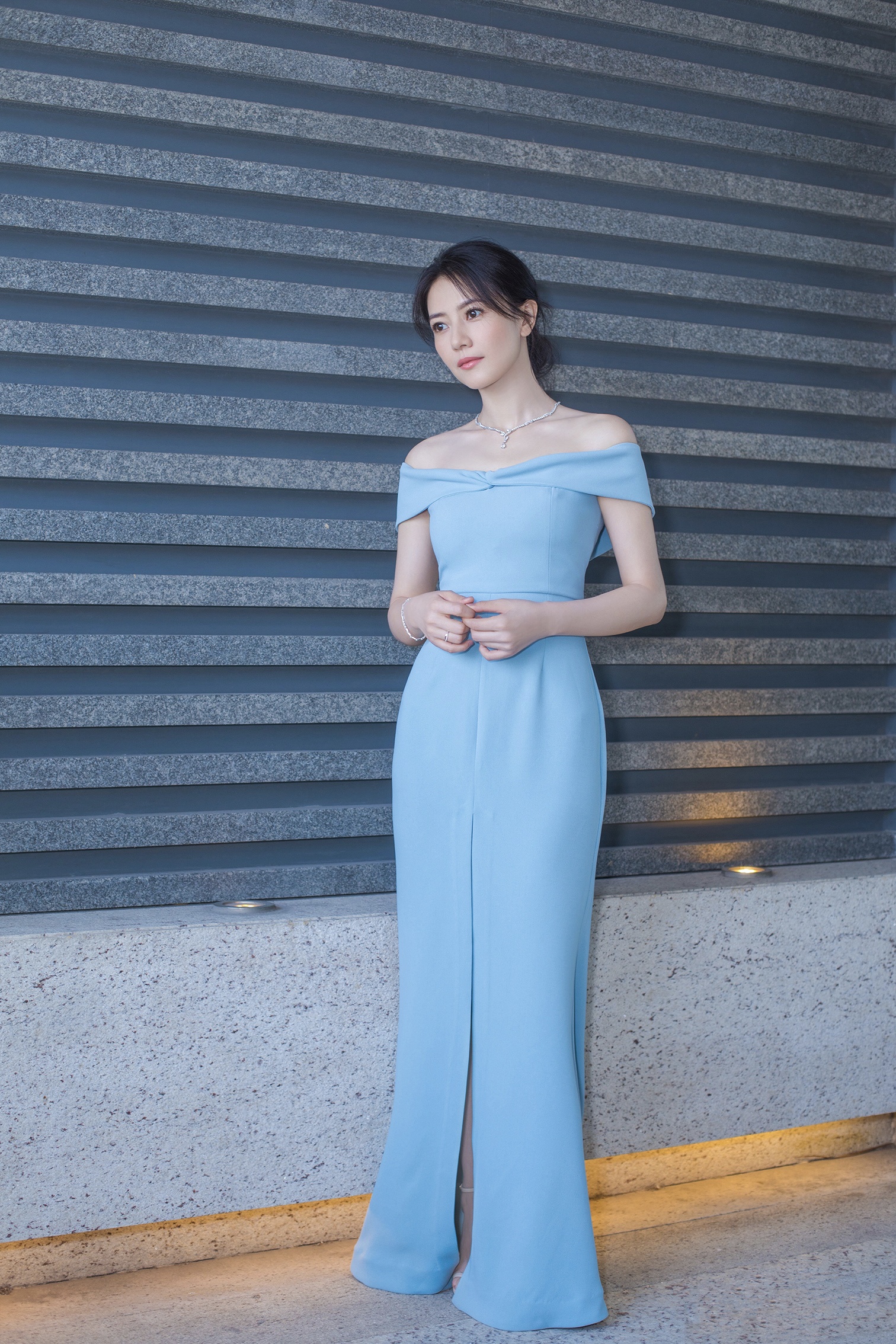 40岁高圆圆不愧是"辣妈",一袭蓝色长裙优雅高级,一点也不显老|高圆圆