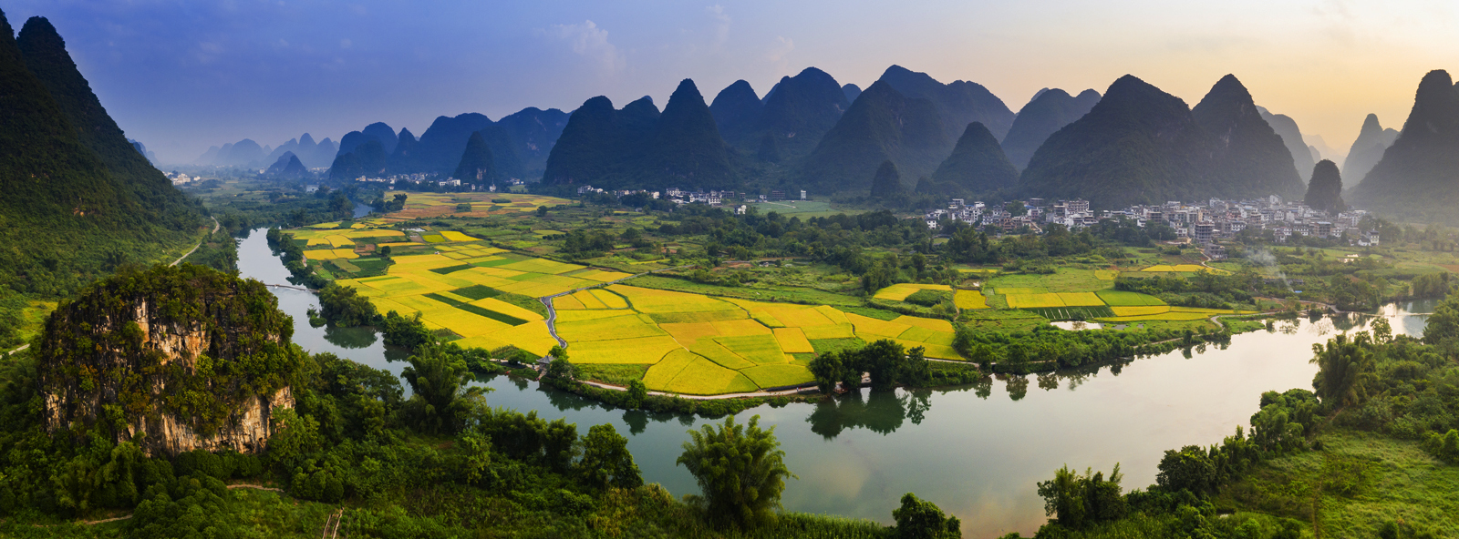 广西桂林市阳朔县举办第二届遇龙河竹筏漂游节