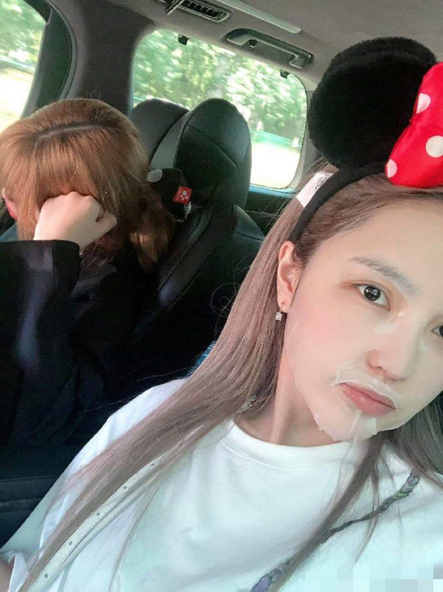 周扬青晒十八宫格怼脸照,自诩18岁美少女,眼部整容痕迹明显